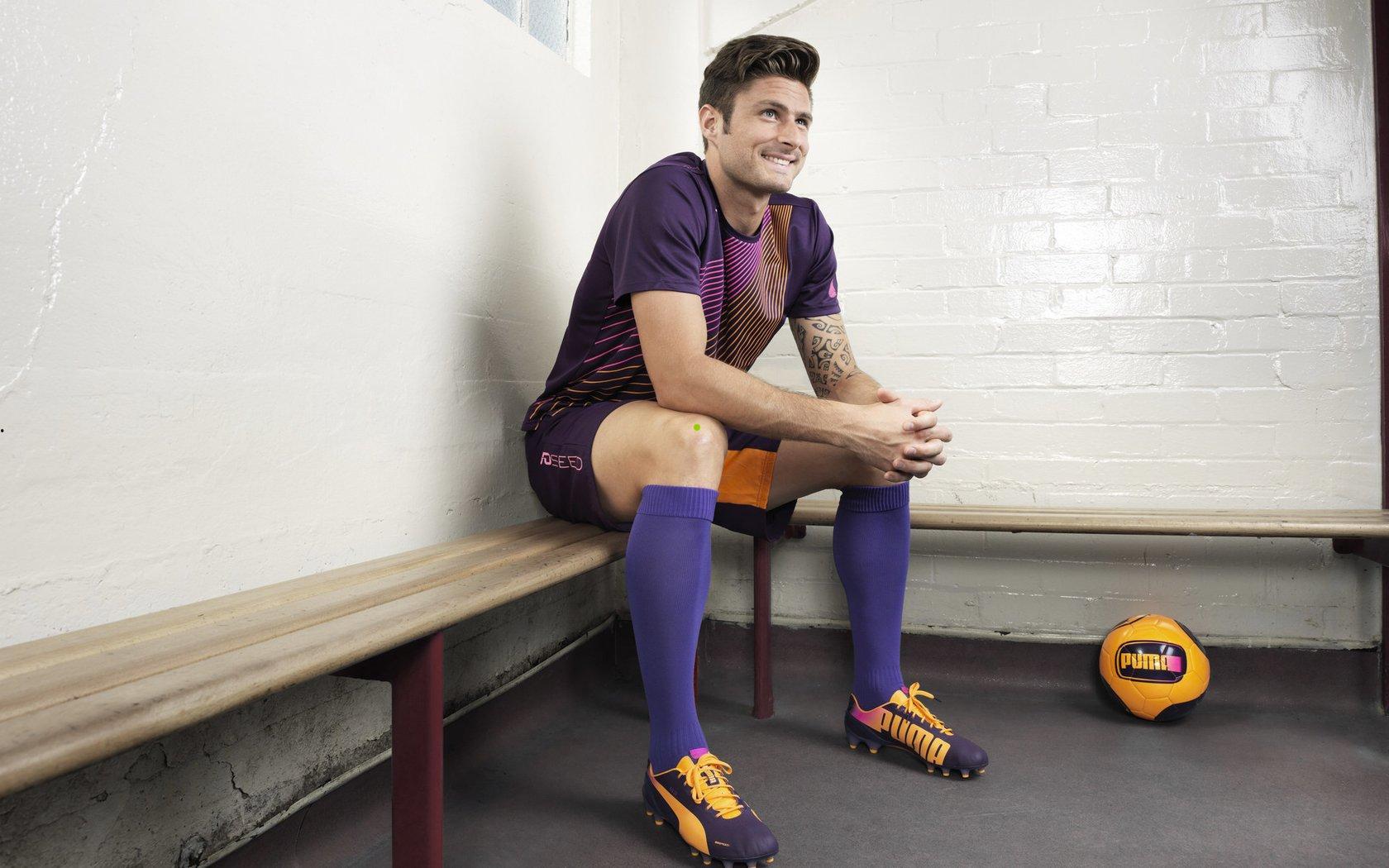 pg模拟器下载：菲利克斯训练场奇趣一幕，客串门将扑救显身手，水平引发团队热议